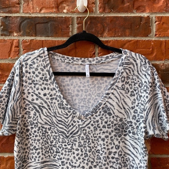 Z Supply womens large leopard animal print vneck short sleeve top - Picture 2 of 9